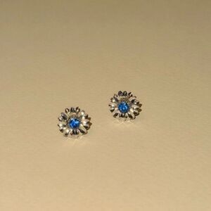 Silver flower stud earrings N934